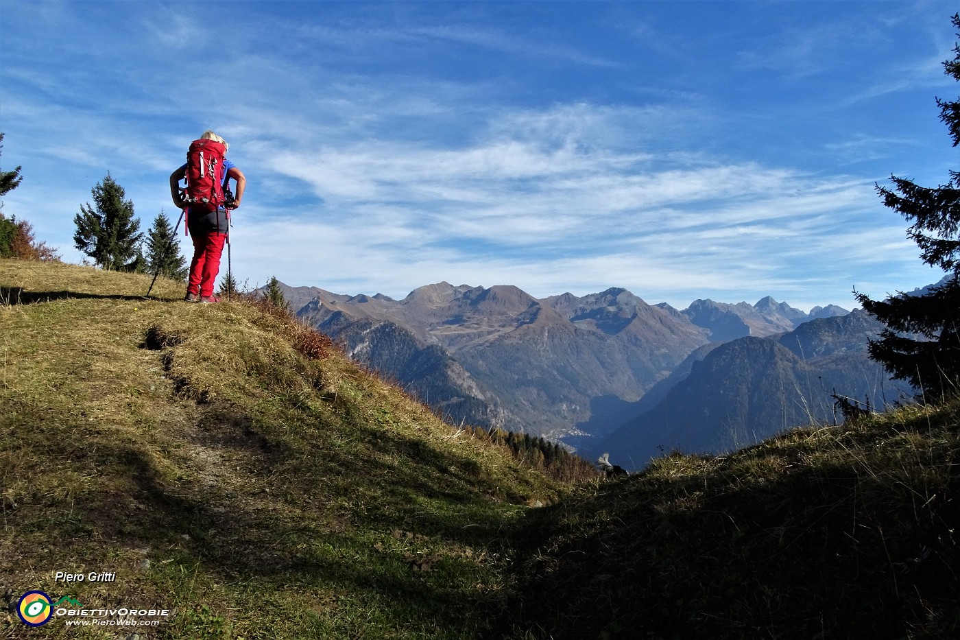 19 Splendida vista dal Forcolino di Torcola sulle Orobie brambane.JPG